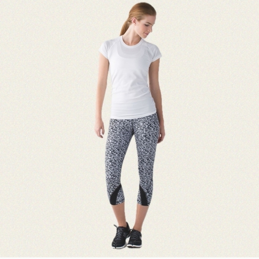 Lululemon Run Inspire Crop II Size 4 - Picture 3 of 6